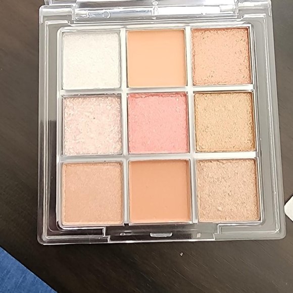 Eye Shadow Palette - Picture 1 of 1